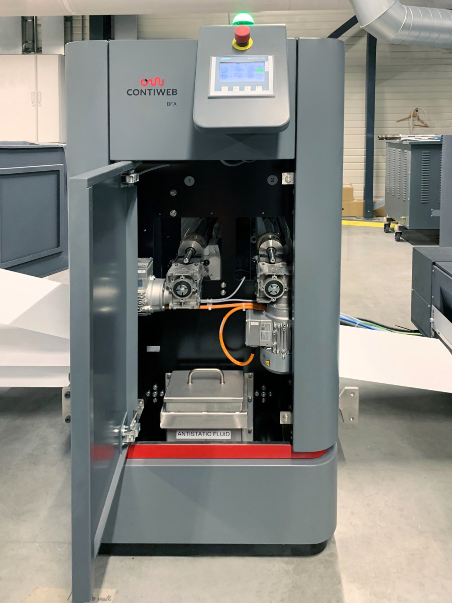 In addition to water the Contiweb DFA can apply a highly precise amount of antistatic fluid to the paper web-900x1200