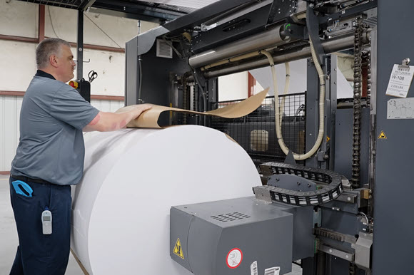 Operator working with Contiweb CD-N at Abeka Print Shop